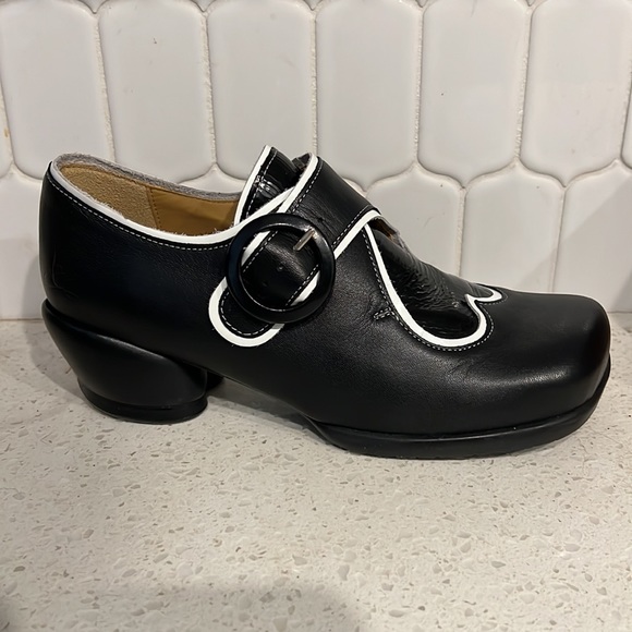 NWOB John Fluevog Tori heart black Choice Buckle Shoe - Picture 2 of 6